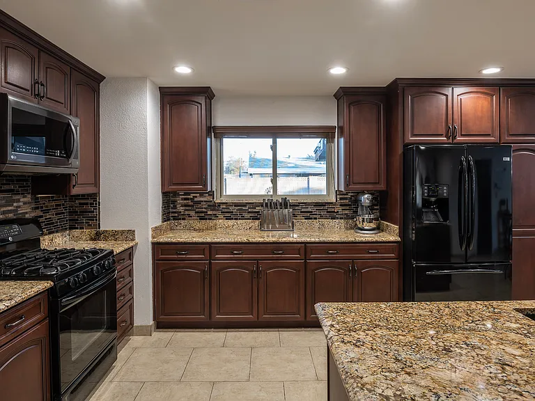 3121 E Sierra St — Photo 13