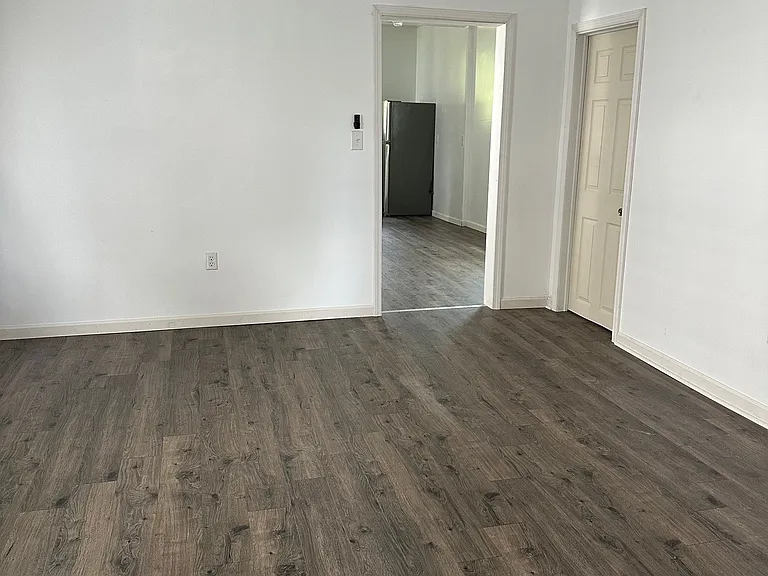 905 4th Ave — Photo 11