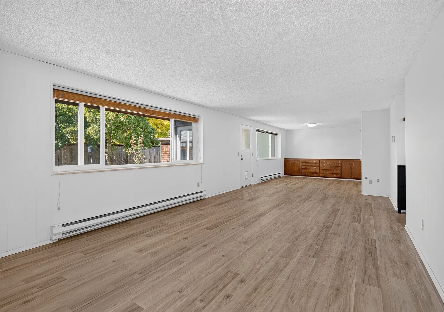 Sprawling 1 bedroom with Parking, Private Yard, Fireplace, & in-unit laundry — Photo 3