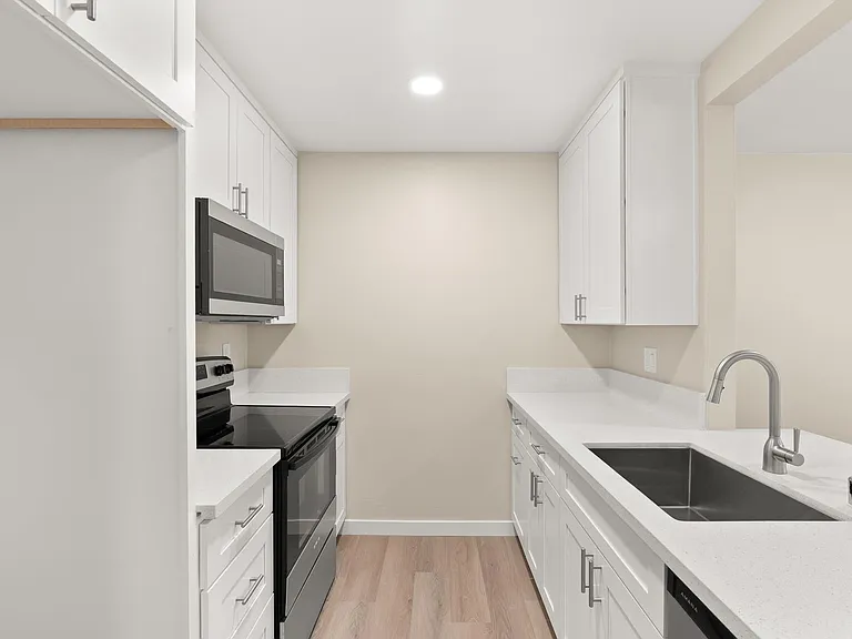 Concorde Apartments - Riverside, CA — Photo 18