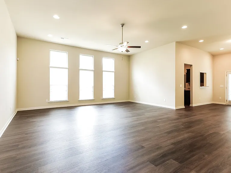 325 Clover Cir — Photo 3