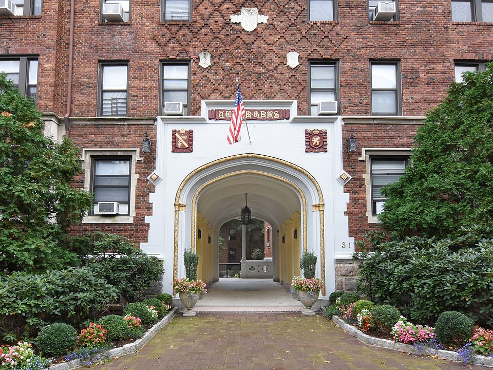 31 Pondfield West Road