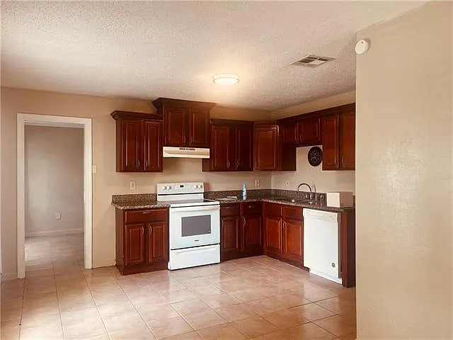 4 bed, 2.0 bath, 1500 sqft, $1,700 — Photo 3