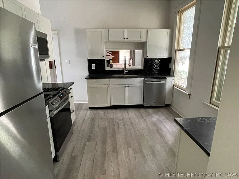 1347 S Florence Ave — Photo 8