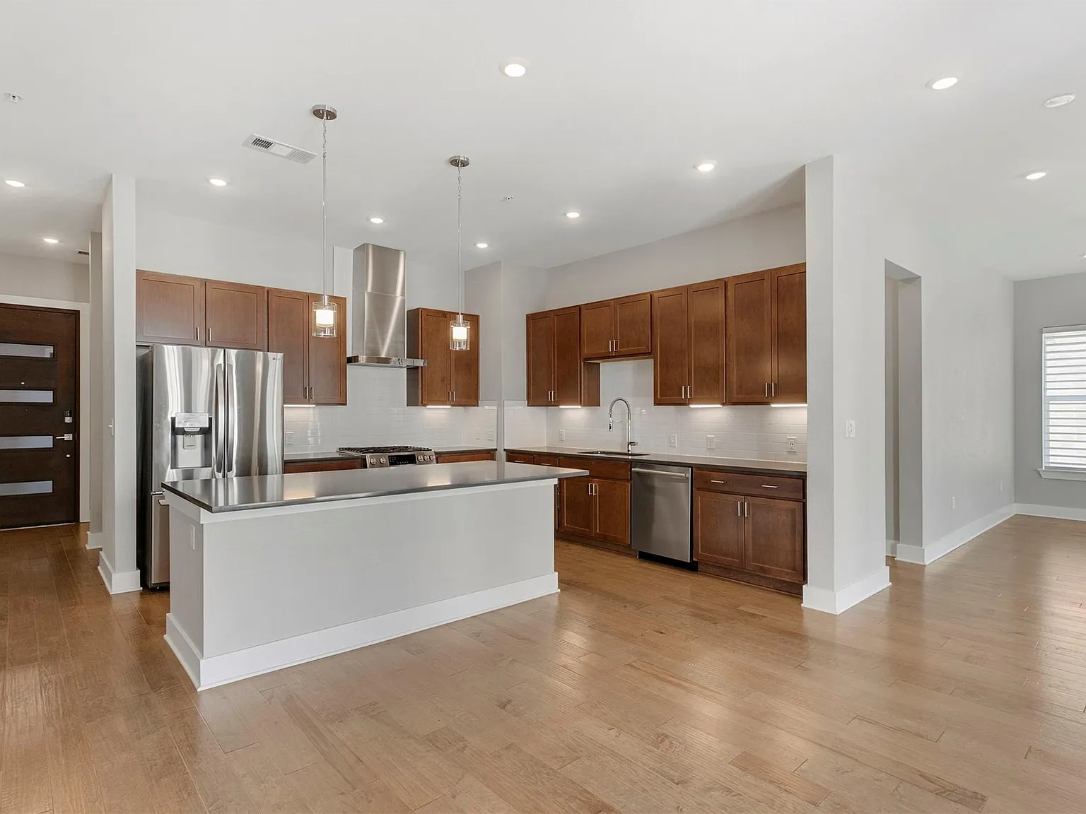 2 bed, 2.0 bath, 1356 sqft, $3,500 — Photo 4