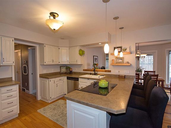 4th image of 10 Saxony St