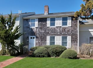 570 Hampton Rd APT 10, Southampton, NY 11968
