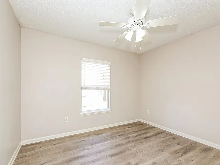 1302 Ardmore St — Photo 14