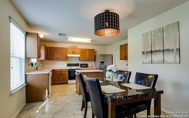 3 bed, 2.5 bath, 2380 sqft, $1,775 — Photo 3