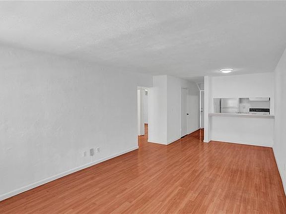 5th image of 505 NE 30th St APT 405