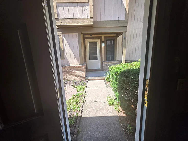 1009 Valley Side Dr — Photo 4