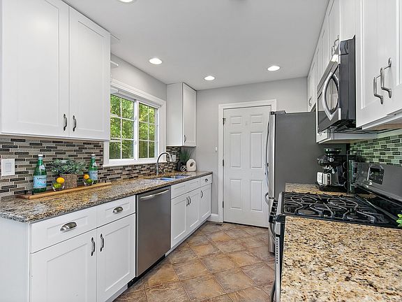 5th image of 963 Shorewood Dr