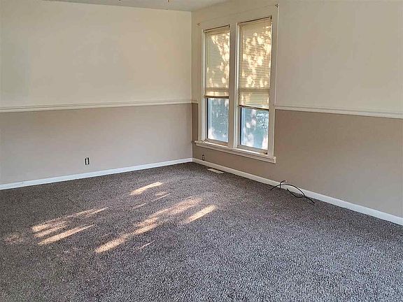 4th image of 133 E Elm St