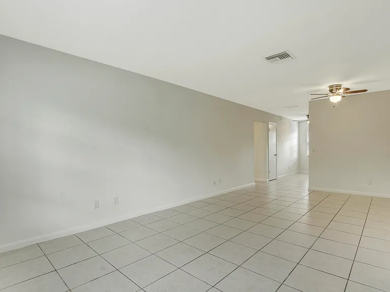 1919 Doffer Ln #1933 — Photo 9