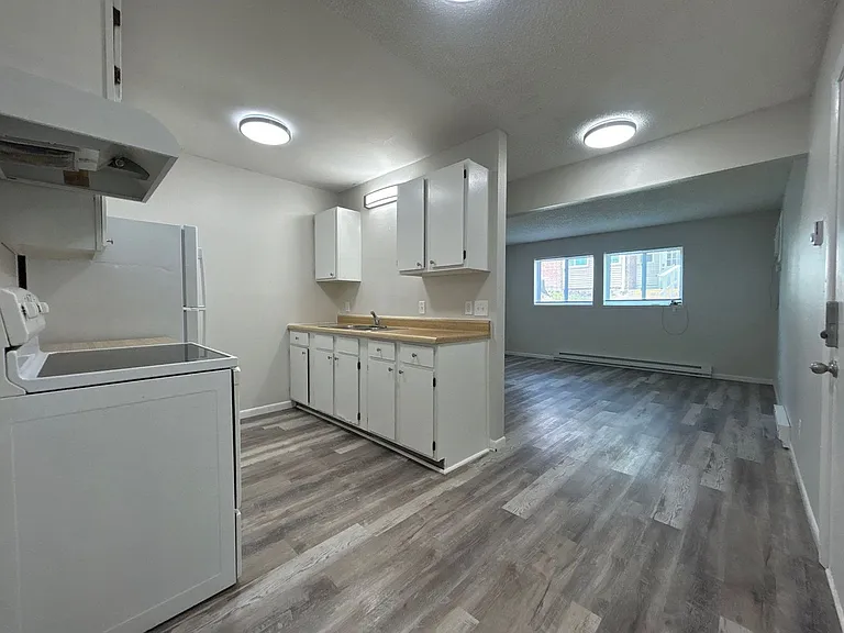 906 E E St — Photo 3