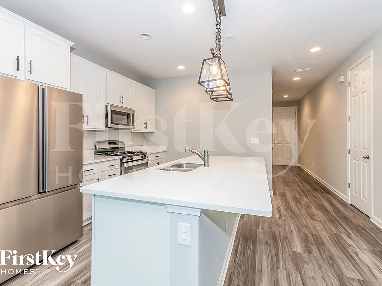 2081 Amberly Dr — Photo 4