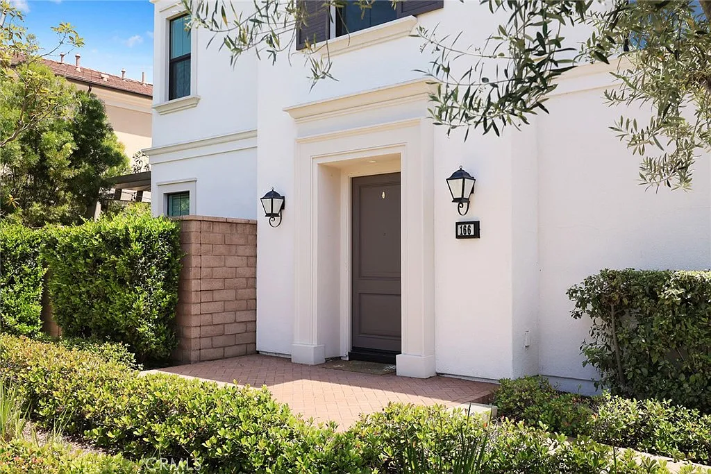 3 bed, 2.5 bath, 1837 sqft, $5,000 — Photo 3