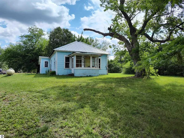9091 W Eight Point Lake Rd, Lake, MI 48632
