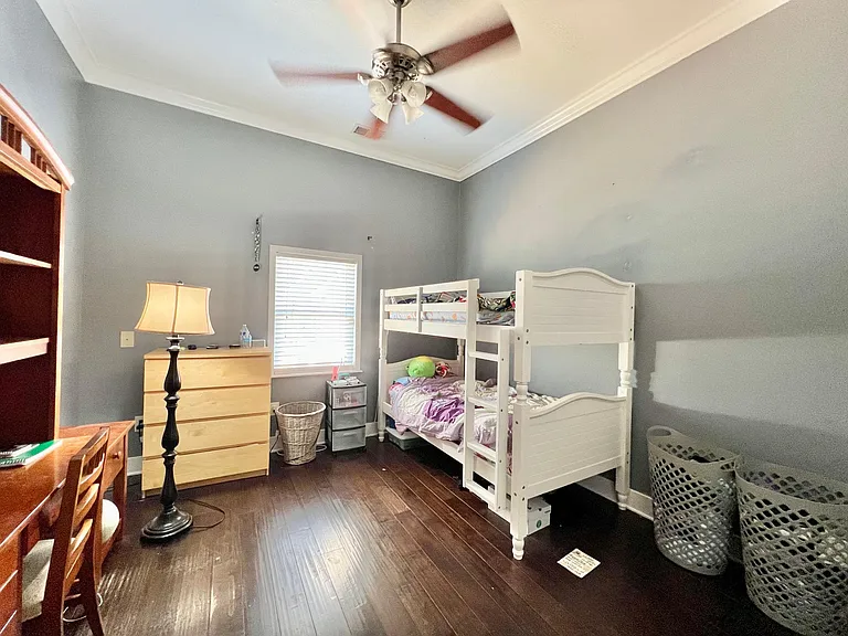 323 E Lowry Ln — Photo 13