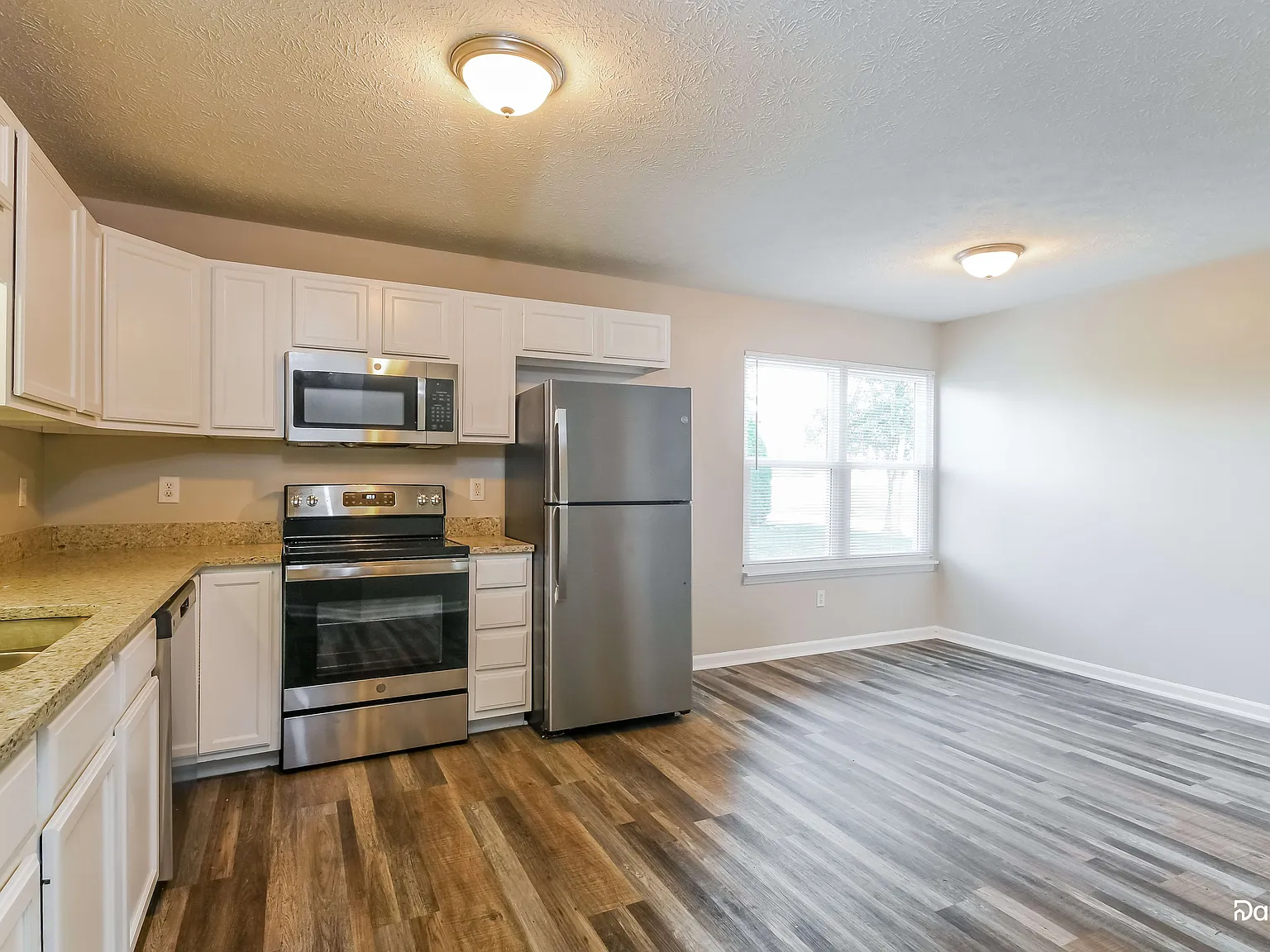 3 bed, 2.5 bath, 2341 sqft, $2,485 — Photo 3