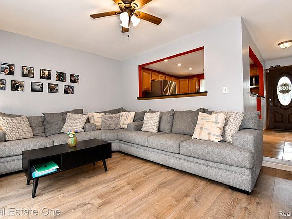 4th image of 15404 Colbert St