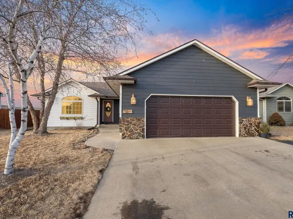 712 Kent St, Harrisburg, SD 57032