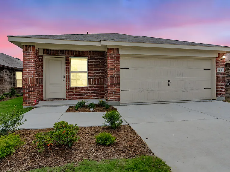 916 Sunrise Ln — Photo 1