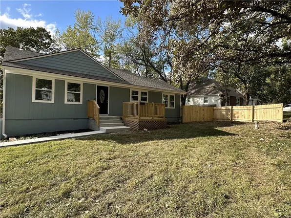 10708 Hillcrest Rd, Kansas City, MO 64134