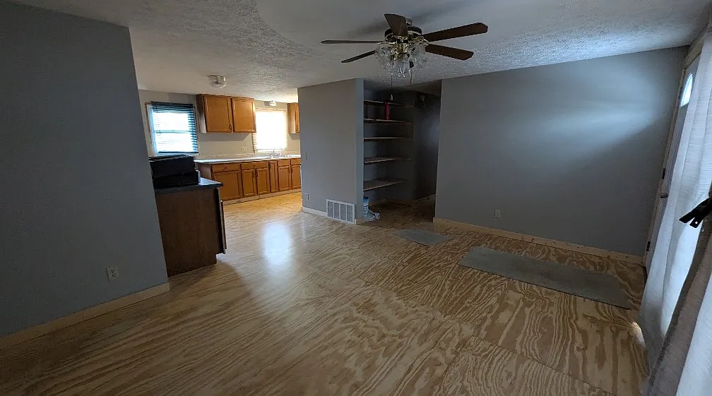 3 bed, 1.5 bath, 912 sqft, $1,100 — Photo 4