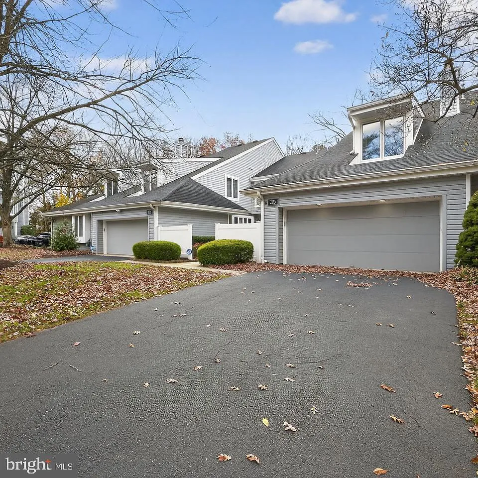 3 bed, 2.5 bath, 2744 sqft, $4,200 — Photo 2