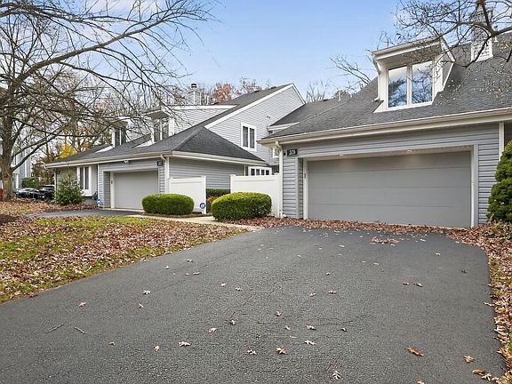 2nd image of 203 Sunshine Lakes Dr