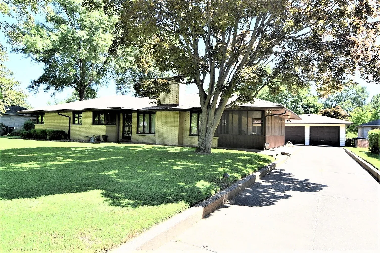 1100 Brentwood Dr photo 1