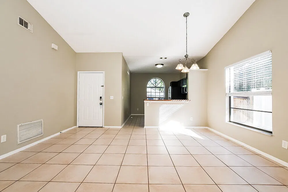 3 bed, 2.0 bath, 1379 sqft, $2,185 — Photo 4