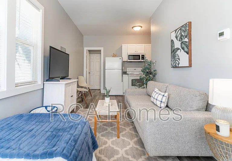 2831 N Kenwood Ave #8 — Photo 3