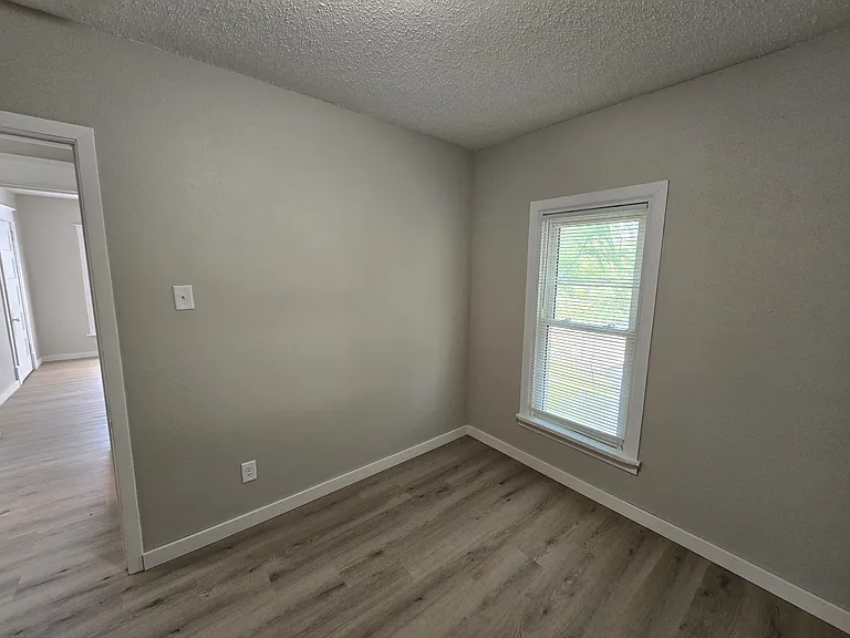 422 Baltimore St — Photo 26