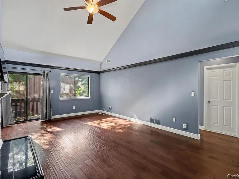 212 Old Farm Ln — Photo 3