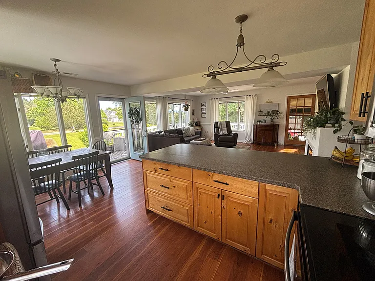 103 Pleasant Dr — Photo 3