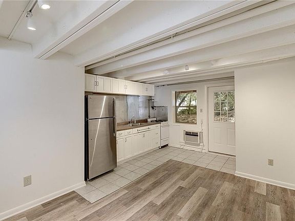 2nd image of 850 Forest View Dr #B