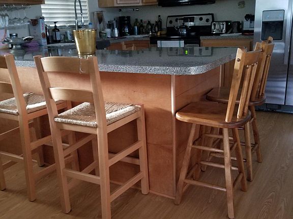 Kitchen and kitchen counter bar