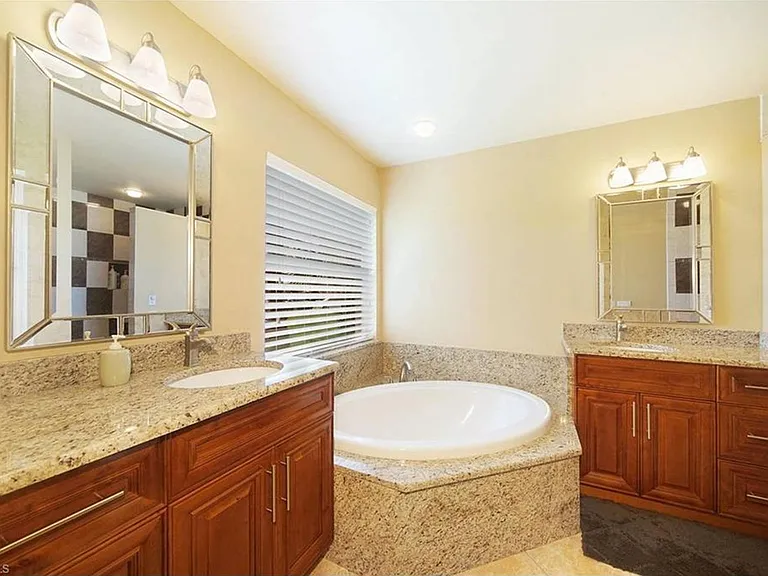 703 SW Santa Barbara Pl — Photo 10