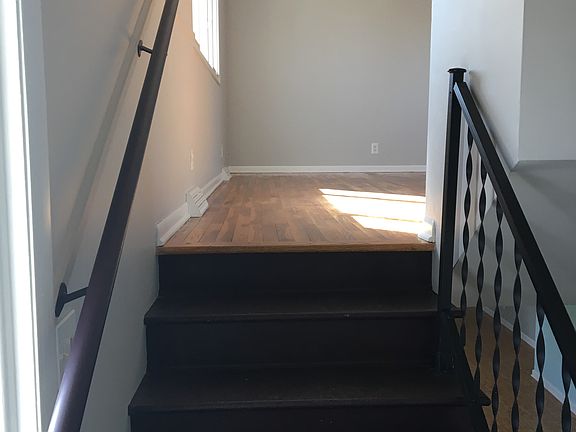 Entry to upper level