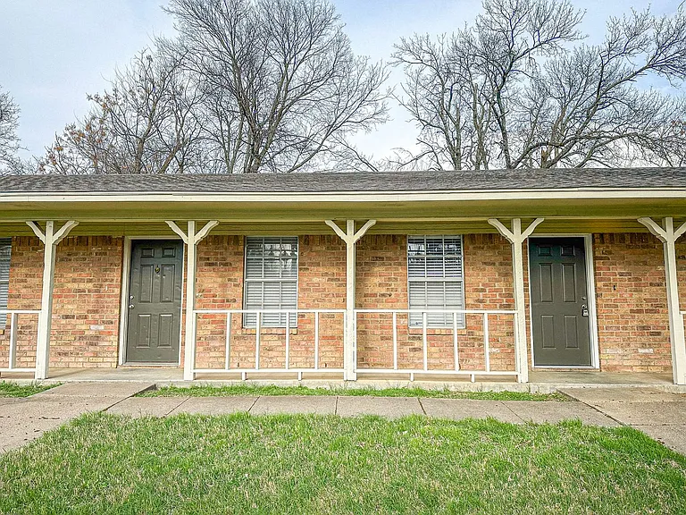 2632 Colonial — Photo 1