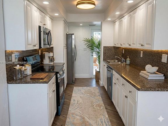 4th image of 100 Golden Isles Dr APT 605