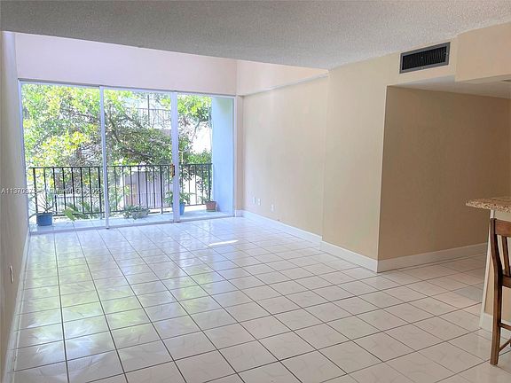 3rd image of 110 Fontainebleau Blvd APT 310