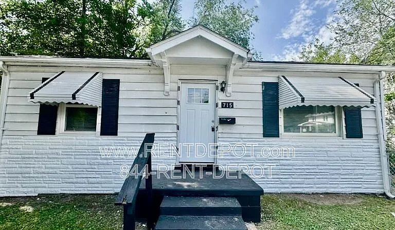 715 E Riverside Dr — Photo 1