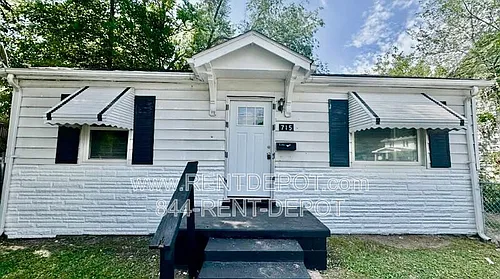 715 E Riverside Dr Photo 1