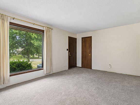 5th image of 96 Orange Ave W