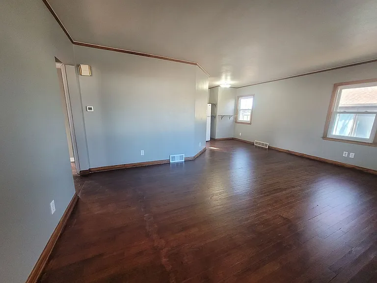 2405 Maple St — Photo 4