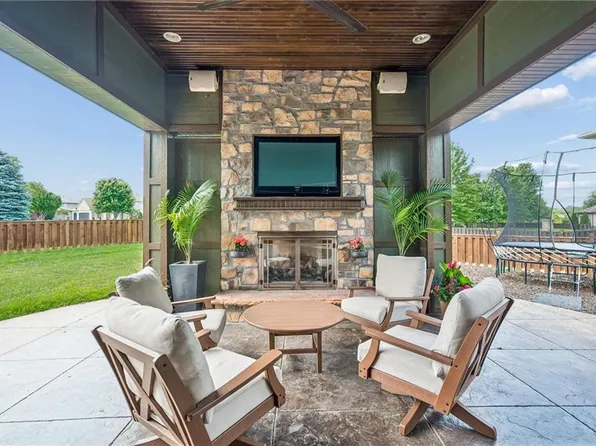 2437 NE Angel Fish Cir, Lees Summit, MO 64086