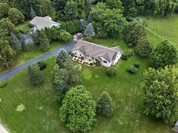 5701 N Ridge View Dr, Janesville, WI 53548
